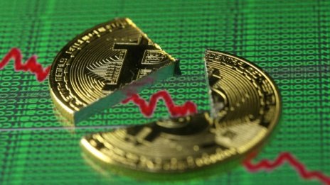 Биткойнът потъна под 10 000 долара