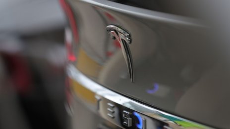 Tesla се сблъсква с ново регулаторно разследване в САЩ заради катастрофа