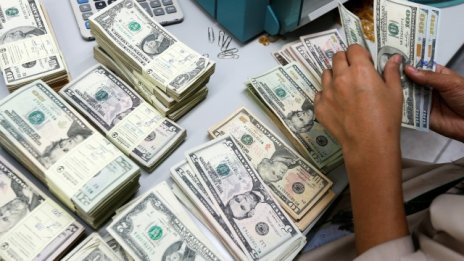 Доларът поевтиня спрямо йената в очакване на данни за продажбите в САЩ