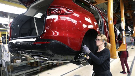 General Motors налага по-строги критерии за представянето на своите служители