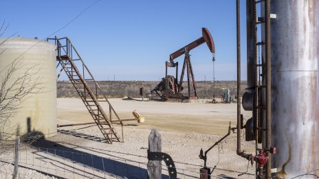 Петролът поевтинява с фокус върху мирните преговори за Украйна и срещата на ОПЕК+*