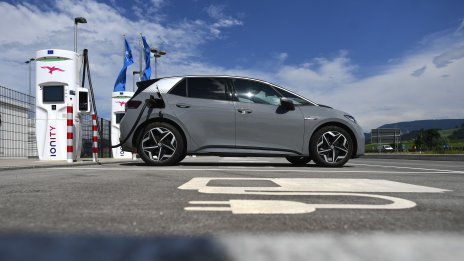 Инвестициите в сектора за електромобилно зареждане наближават 100 млрд. долара