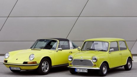 Колко прилики може да има класическо MINI с Porsche 911?