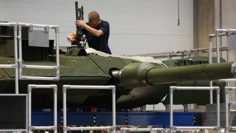 Битка за таланти: Оръжейните компании в Европа привличат служители с по-високи заплати, йога и други екстри