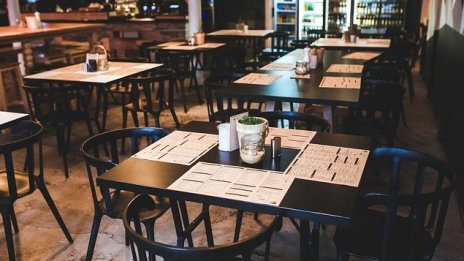 Заведенията за хранене и баровете в София ще работят до 23.30 ч.