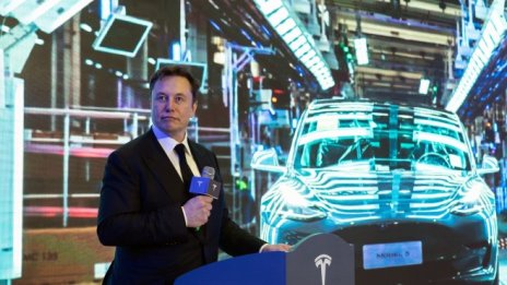 Колите на Tesla ще могат да си комуникират с пешеходците