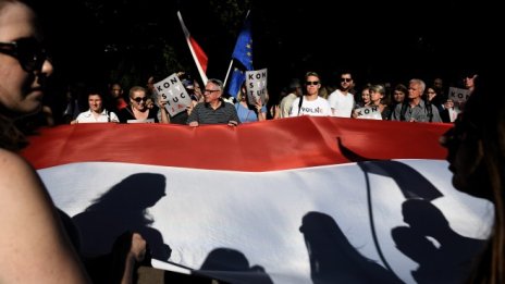 Как ЕК си вкарва автогол в случая с Полша