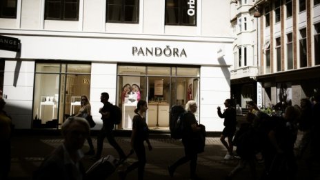 Pandora очаква годишен спад в продажбите си с до 20%