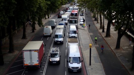 Лондон може да форсира забраната на продажбата на бензинови и дизелови коли 