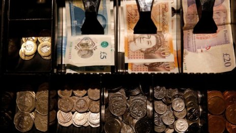 Британският дефицит изненадващо се сви през септември