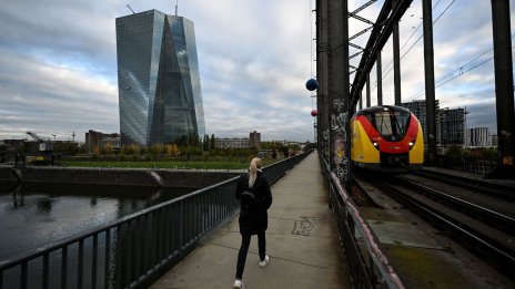 Заплащането в еврозоната забавя ръста си, сигнализирайки спад на лихвите