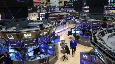 S&P 500 започна седмицата почти без промяна, Intel тласна чиповете надолу
