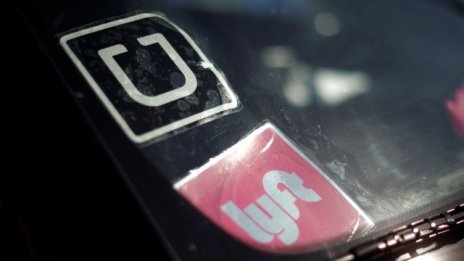 Uber и Lyft се борят пред съда за статута на шофьорите си 