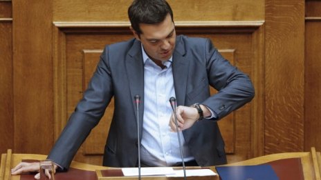 Атина на крачка от получаването на следващия спасителен транш