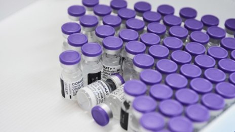 Pfizer и BioNTech: Бустерната доза неутрализира омикрон