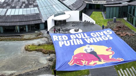 Red Bull дава крила… на Путин: Активисти протестират срещу руския бизнес 