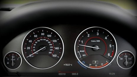 ЕС e само на година от принудително ограничение на скоростта на новите автомобили