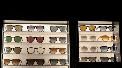 Производителят на очилата Ray-Ban отчита "леко забавяне" през третото тримесечие
