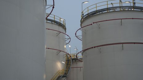 Петролът поевтинява на фона на несигурните световни икономически перспективи*