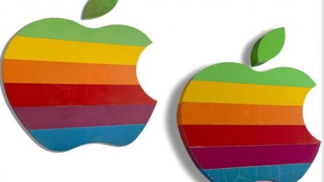 Две цветни лога на Apple отиват на търг