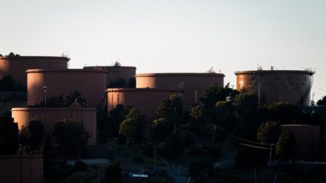 Изненадващо големият спад в суровинните запаси на САЩ оскъпява слабо петрола*