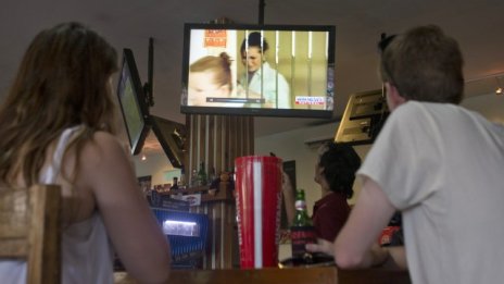 Българите прекарват най-много време пред телевизора в Европа