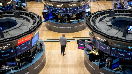 Wall Street отваря с понижения на фона на търговската несигурност*