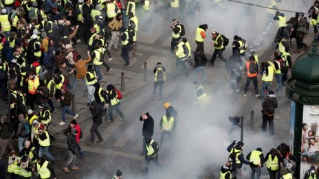 Полицията в Париж използва сълзотворен газ срещу протестиращи "жълти жилетки"