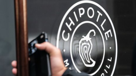 Печалбата на Chipotle пострада от по-големите ѝ разходи за служители