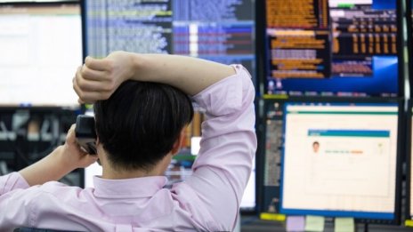 Hang Seng изтри над 400 пункта, като технологичните акции пак са големите губещи