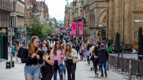 Британският бюджетен дефицит се свива почти наполовина в пандемичната ера