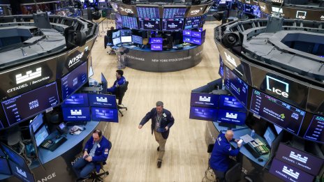 S&P 500 премина на отрицателна територия за 2026 г., цената на биткойна се срива