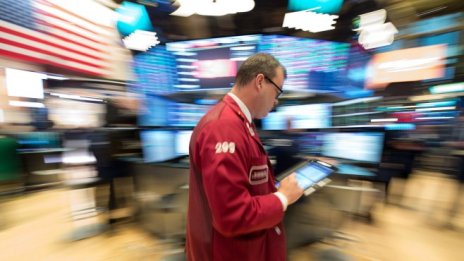 Dow се покачва със 100 пункта, а Netflix тласна Nasdaq до рекорд*