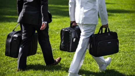 Какво се случва с ядреното куфарче на САЩ при предаването на властта?