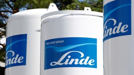 Акциите на Linde се сринаха с 10% заради препятствия пред сливането с Praxair