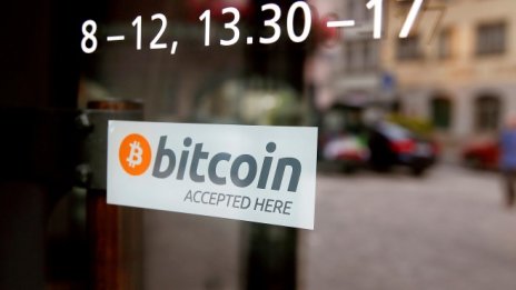 Цената на биткойна спадна под 7000 долара