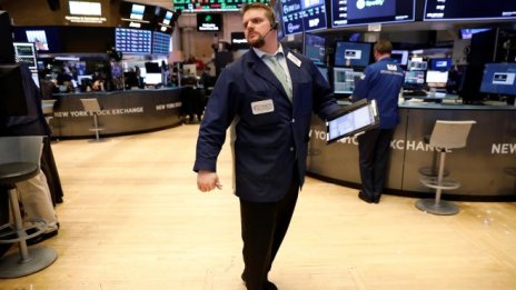 Поевтиняване на акциите на Intel повлече Dow надолу