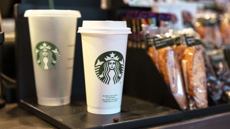 Starbucks отмени годишната си прогноза, докато се готви за преструктуриране