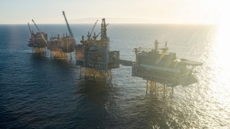 Петролът поскъпва леко след седмичното поевтиняване*