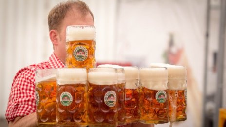 Графика на деня: Световното потребление на бира, което все повече намалява