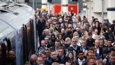 Британският бизнес е изправен пред 4% ръст на минималното работно заплащане през 2026 г.