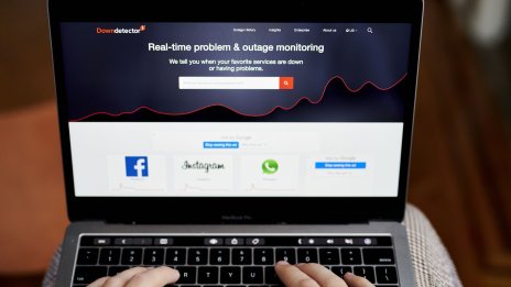 Meta потвърди за проблем с вълна от спам от страници на знаменитости във Facebook