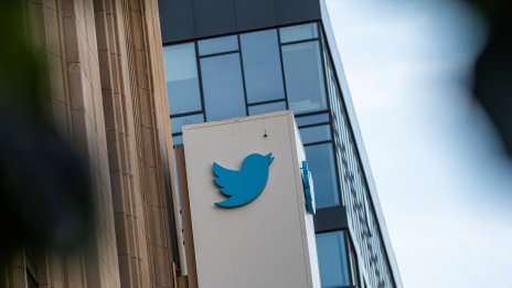 Twitter започна съкращения, докато Мъск обвинява активистите за "огромен" спад на приходите от реклама