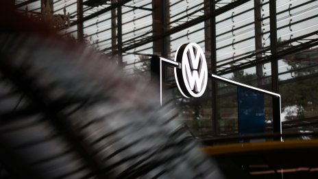 Работници в германски завод на VW стачкуват заради риск от закриване на съоръжението