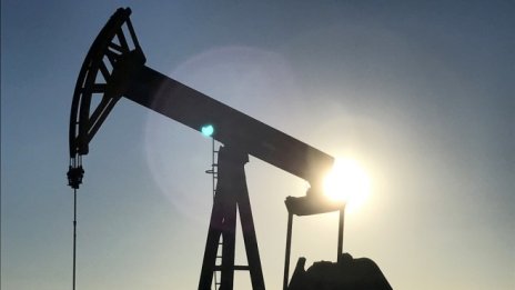 Цената на петрола пое надолу в началото на новата седмица*