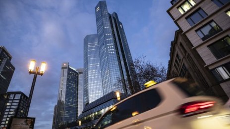 Deutsche Bank се насочва към шеста поредна година на загуба
