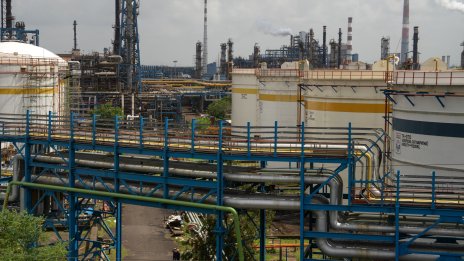 Свръхпредлагането и по-слабото търсене в САЩ тласка цената на петрола надолу*