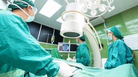 Депутатите искат заплатите на специализантите да са обвързани с колективното трудово договаряне