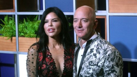 Безос и братът на приятелката му си разменят съдебни удари