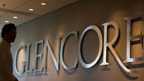 Glencore отчете печалба от близо 1 млрд. долара от търговията с петрол